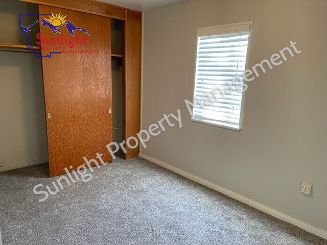 Building Photo - Charming 1 Bed 1 Bath End Unit Apartment