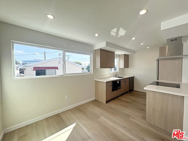 Building Photo - 1302 Amethyst St