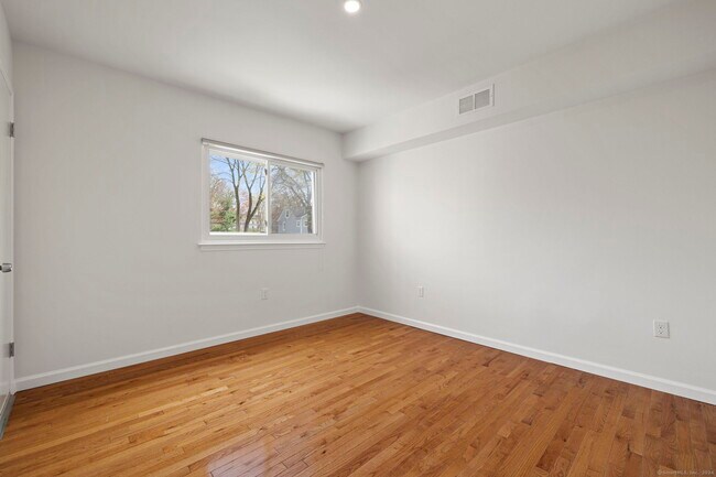 Building Photo - 1153 Stratfield Rd