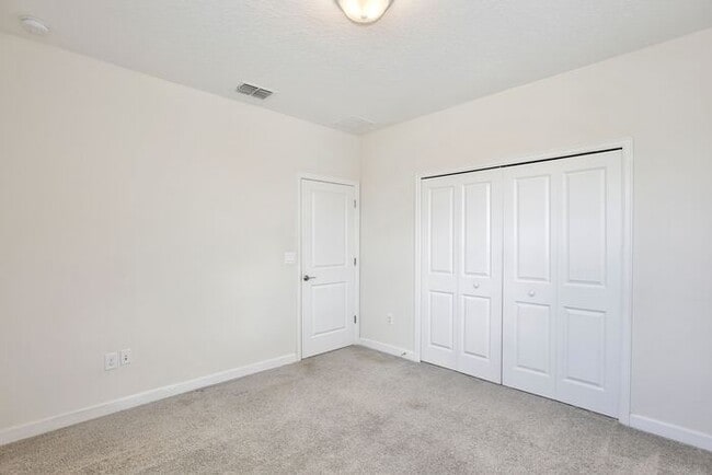 Building Photo - Beautiful 4/3.5 Townhome with a Spacious 2 Car Garage Located in Trails at Moss Park - Orlando