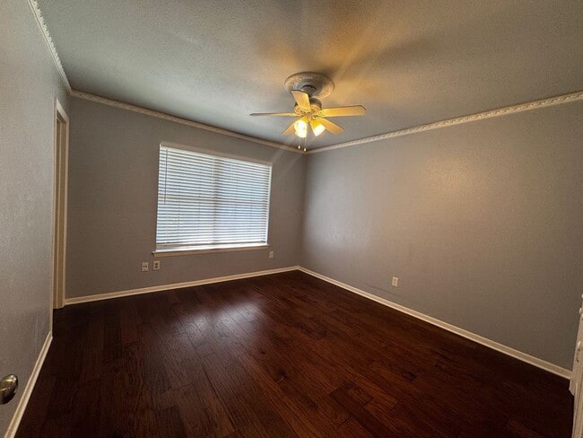 Building Photo - Cozy 2 bedroom 2 bath corner unit