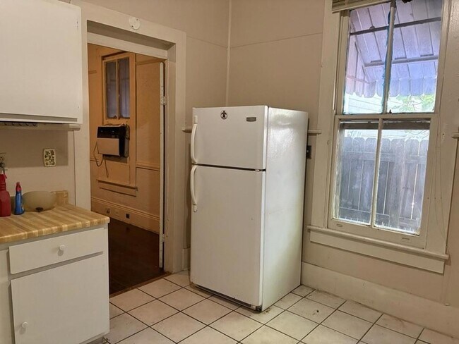 Building Photo - 823 Olga St