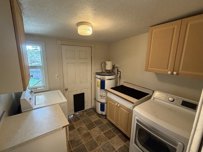 Building Photo - 1221 SW I St