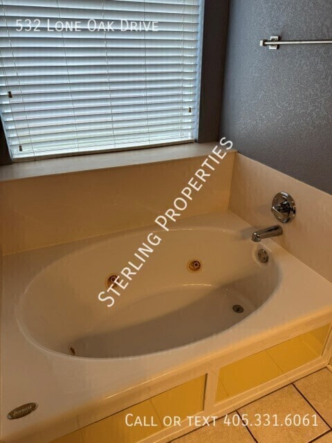 Building Photo - 532 Lone Oak Dr
