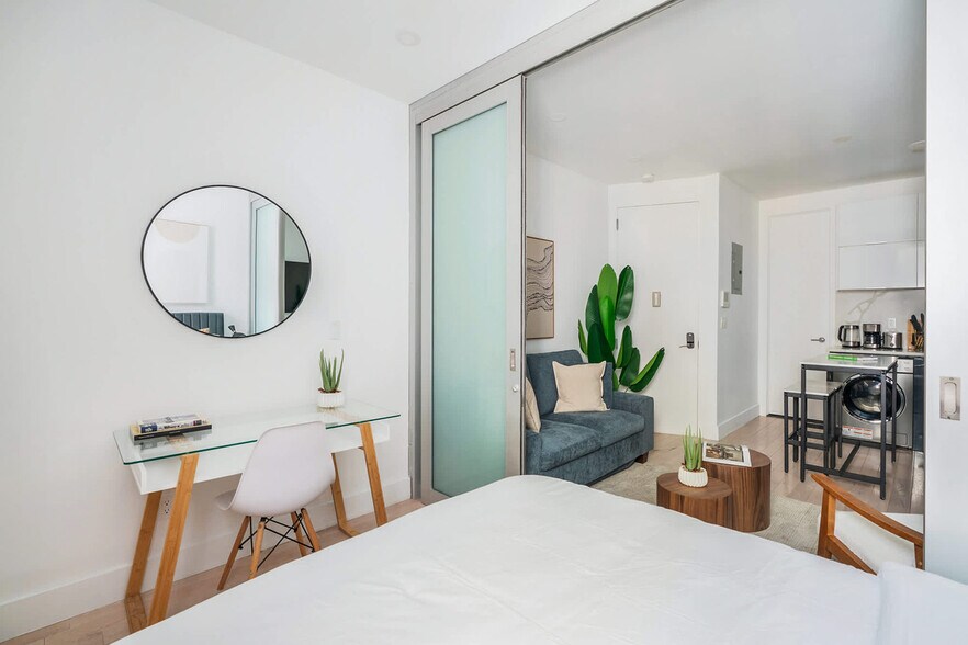 Building Photo - 317 E 78th St