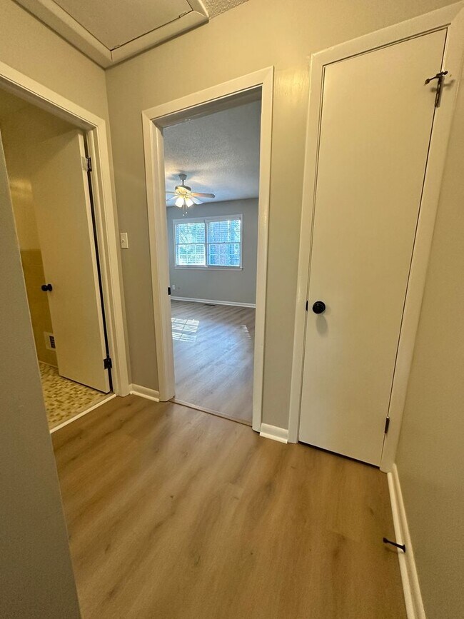 Building Photo - Beautiful 2 Bedroom 1.5 Bath Townhome!