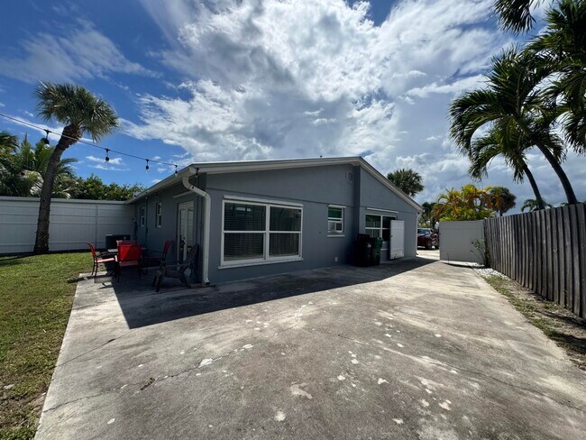 Building Photo - 110 N Las Olas Dr