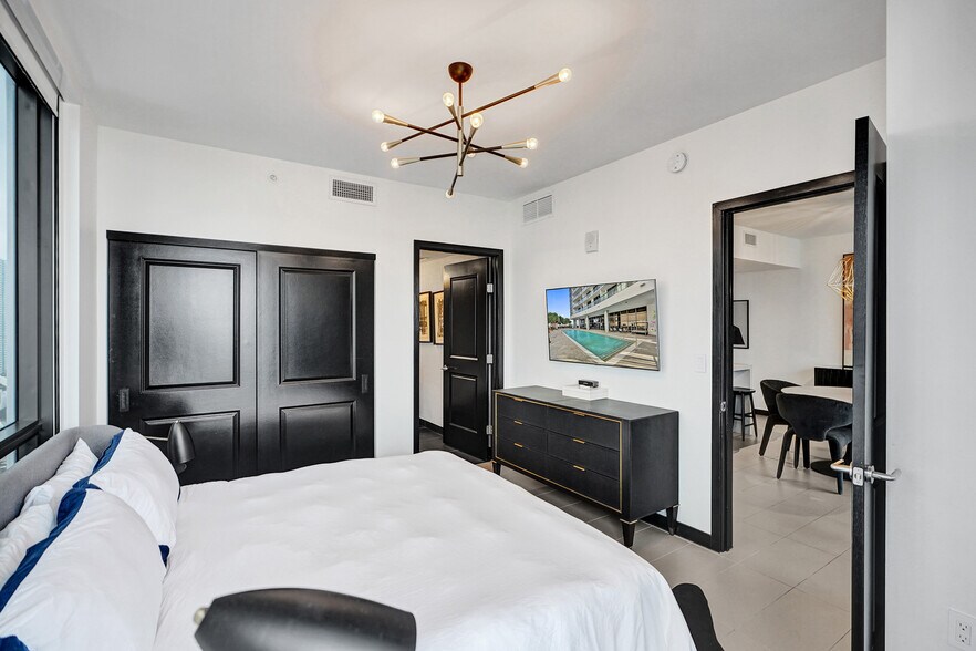 Building Photo - 1600 NE 1st Ave