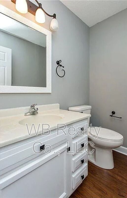 Building Photo - 710 SE Murphy Dr