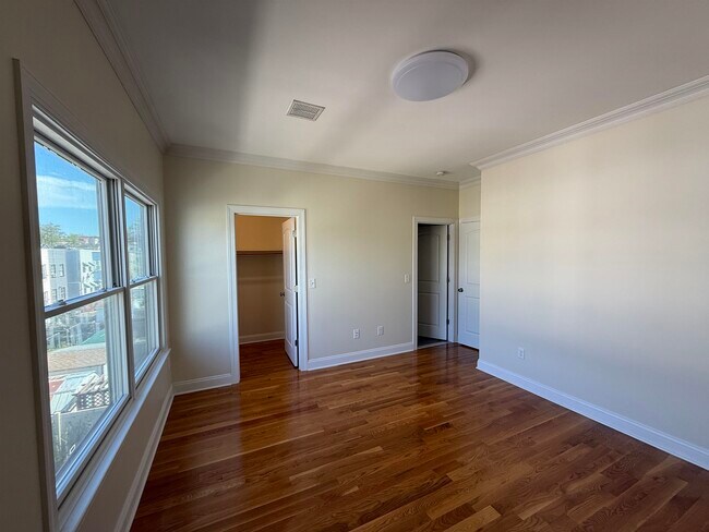 Building Photo - 398 Cator Ave