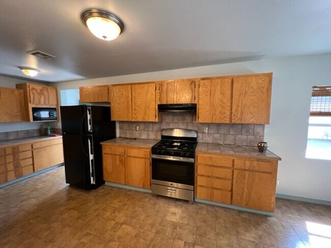 Building Photo - 2 Bed House -  Charm, Privacy, Storage and Convenience