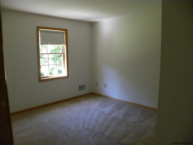 Building Photo - 8 Red Maple Ln
