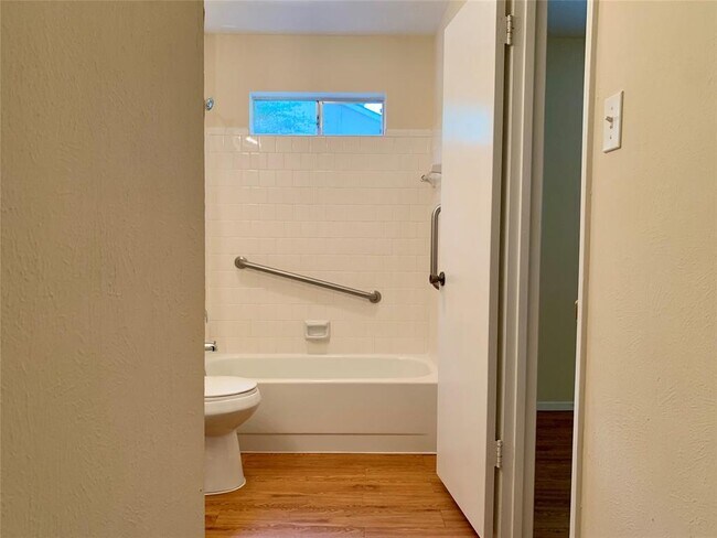 Building Photo - 22 N Wavy Oak Cir