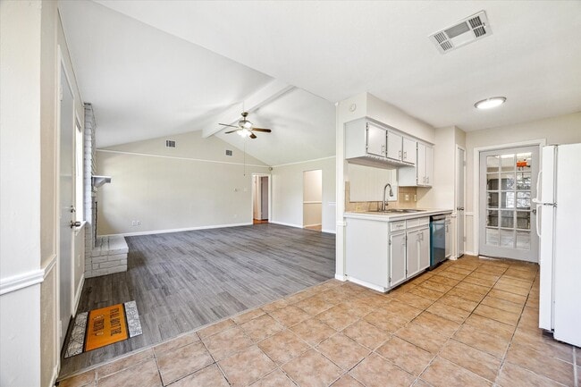 Building Photo - 13746 Drakewood Dr