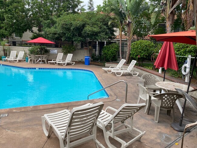 Building Photo - 8167 Vineyard Ave