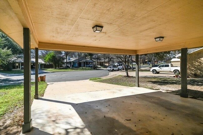 Building Photo - 1402 Waterloo Tr