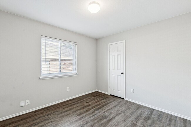 Building Photo - Desirable Cross Oak Ranch