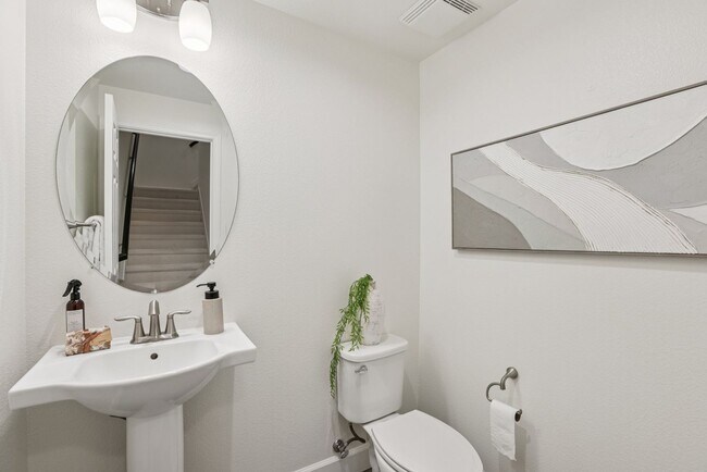 Building Photo - Beautiful Corner-Unit Townhome Near Downtown – 4 Bed | 3 baths