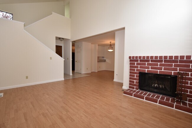 Building Photo - Bright Cambrian 3 Bedroom 2.5 Bath Home w/Office