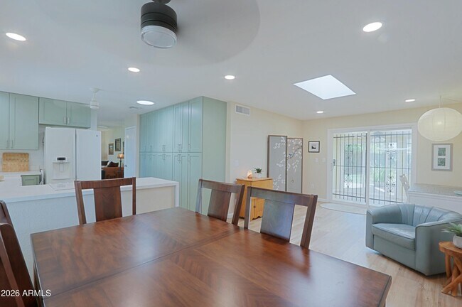 Building Photo - 703 E Auburn Dr