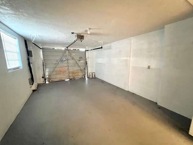 Building Photo - Updated 3BD/2BTH Home on Corner Lot