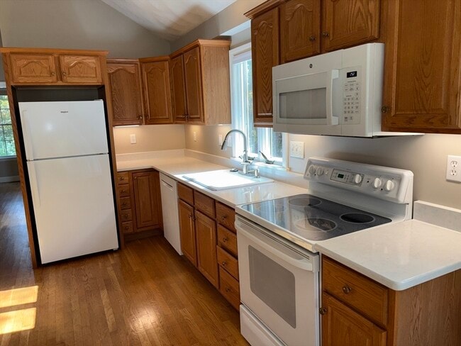 Building Photo - 13 Meadowbrook Rd