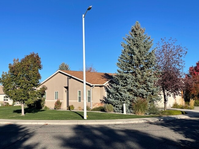 Primary Photo - 255 Crossroads Cir