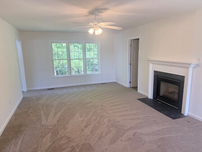 Building Photo - Great Location 3 Bedroom Home Ready to Move In