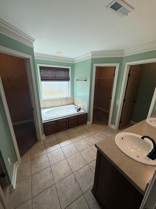 Building Photo - 708 Sandstone Dr