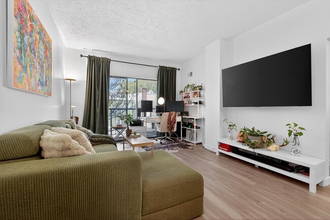 Building Photo - 318 38th St