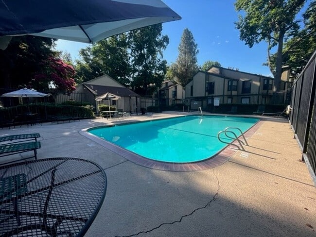 Building Photo - 2 bed 1 bath condo available in Natomas area
