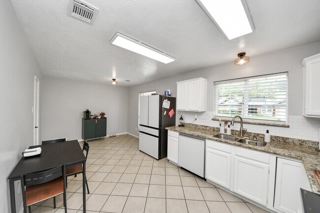 Building Photo - 20923 Moor Lily Ct