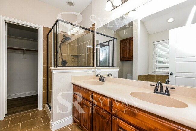 Building Photo - Prepare to be impressed by this 4bedroom, 2.5 bathroom home