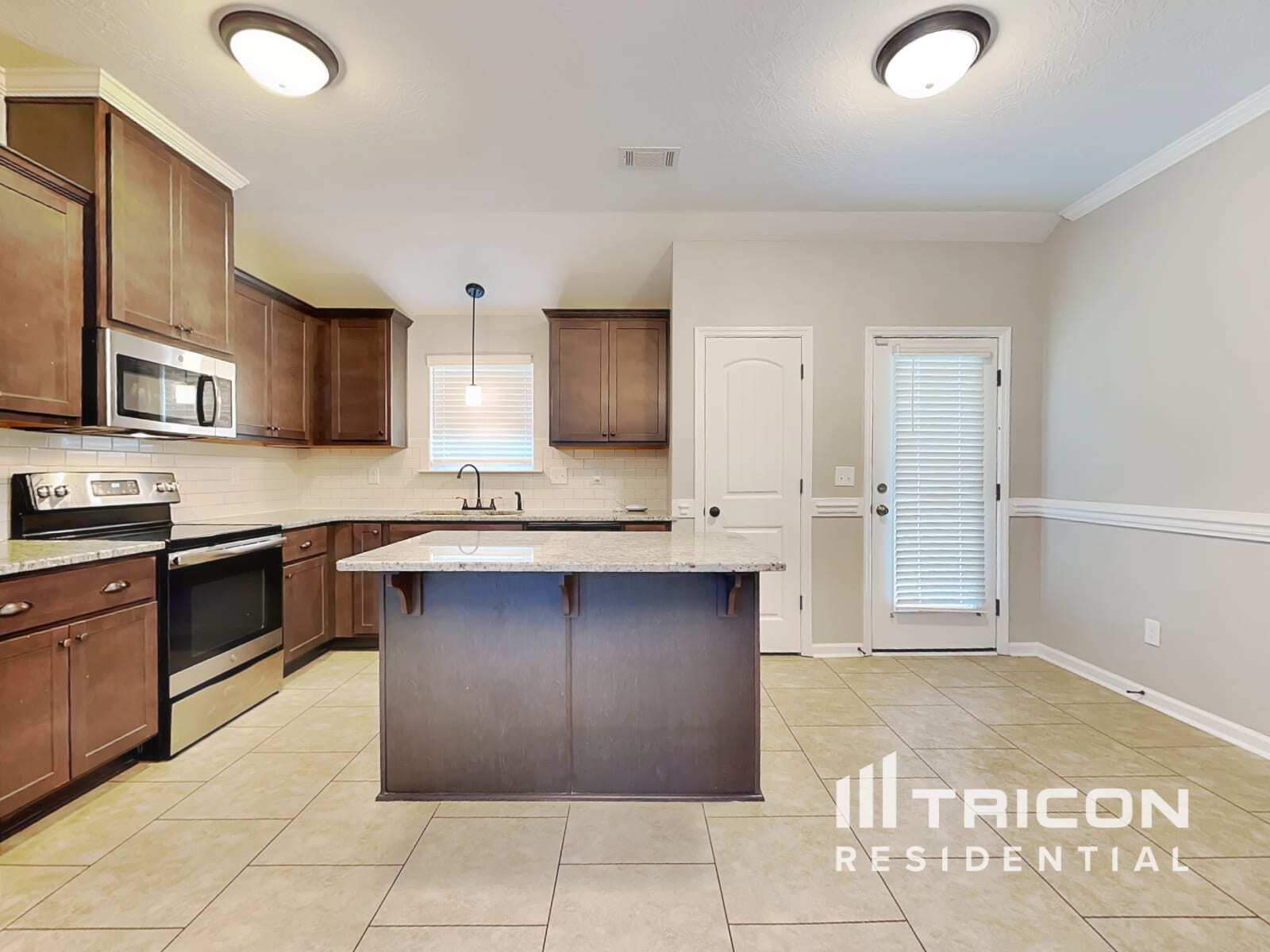 Building Photo - 3250 Alexandria Dr