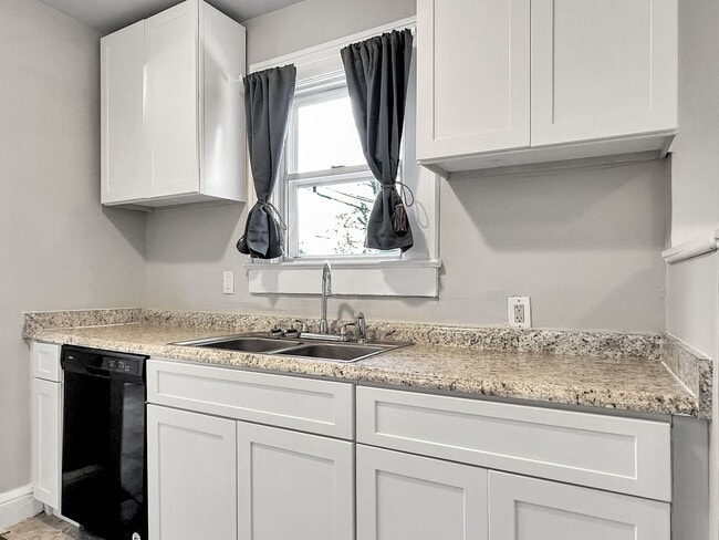 Building Photo - 2 bedroom 1 bath bungalow in the heart of ...
