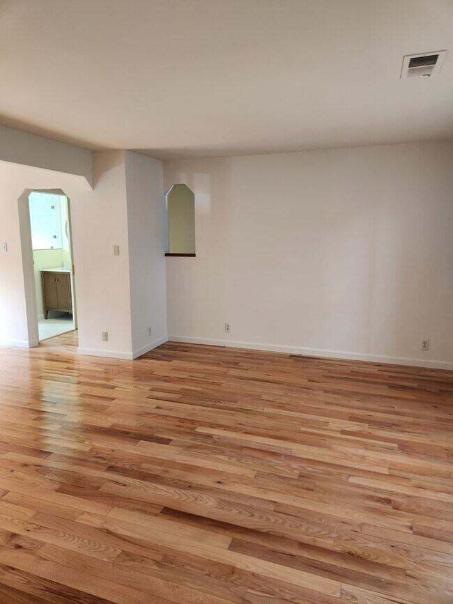 Building Photo - Charming 2 bd, 1 bath near downtown Santa Rosa