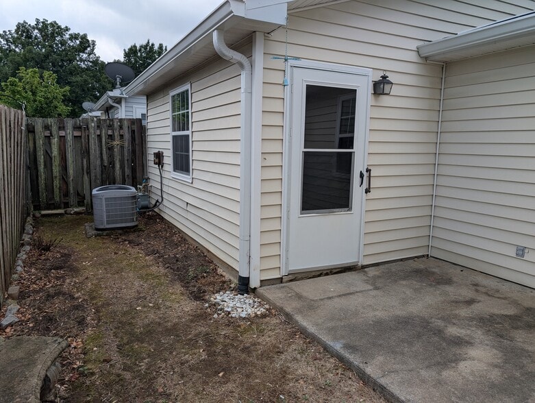 Building Photo - 124 Pepper Grove Dr