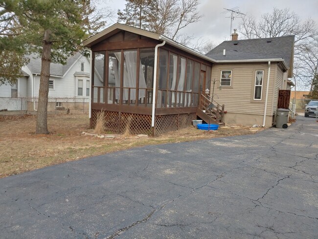 Building Photo - 612 McClure Ave