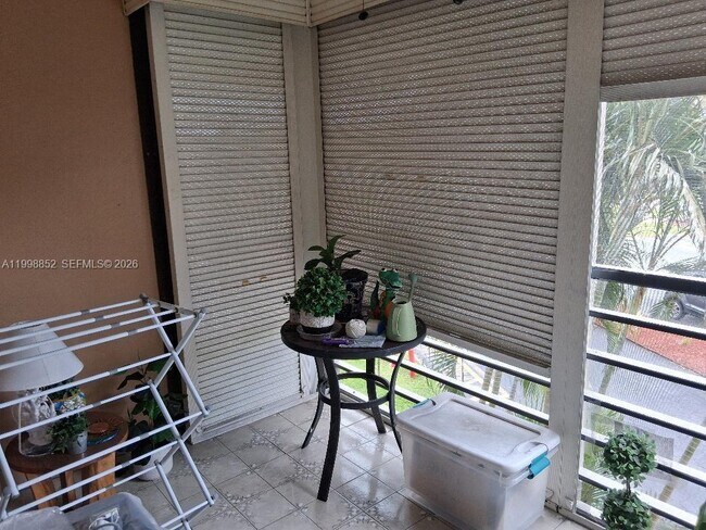 Building Photo - 1100 St Charles Pl