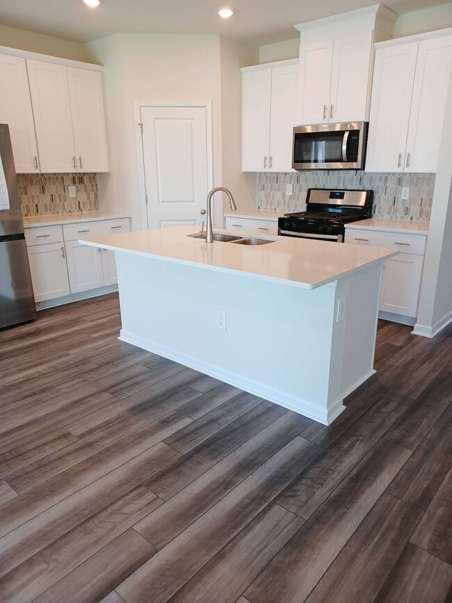 Building Photo - Bright and Airy! 5 Bedrooms 3 Bathrooms Ho...