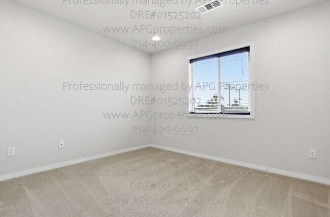 Building Photo - 139 Thompson Ave