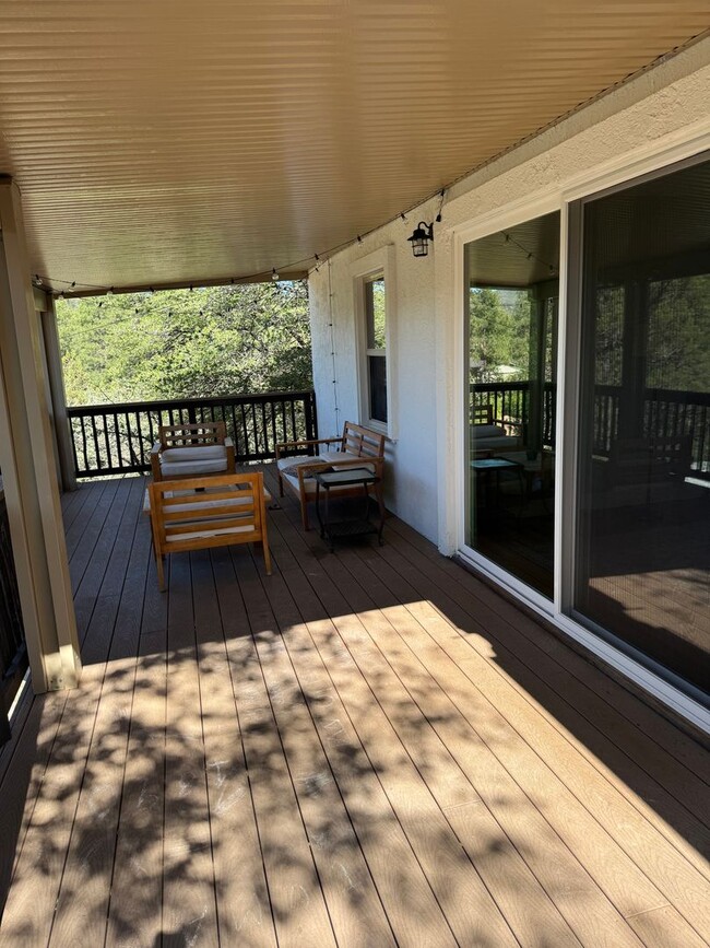Building Photo - 837 Country Club Dr
