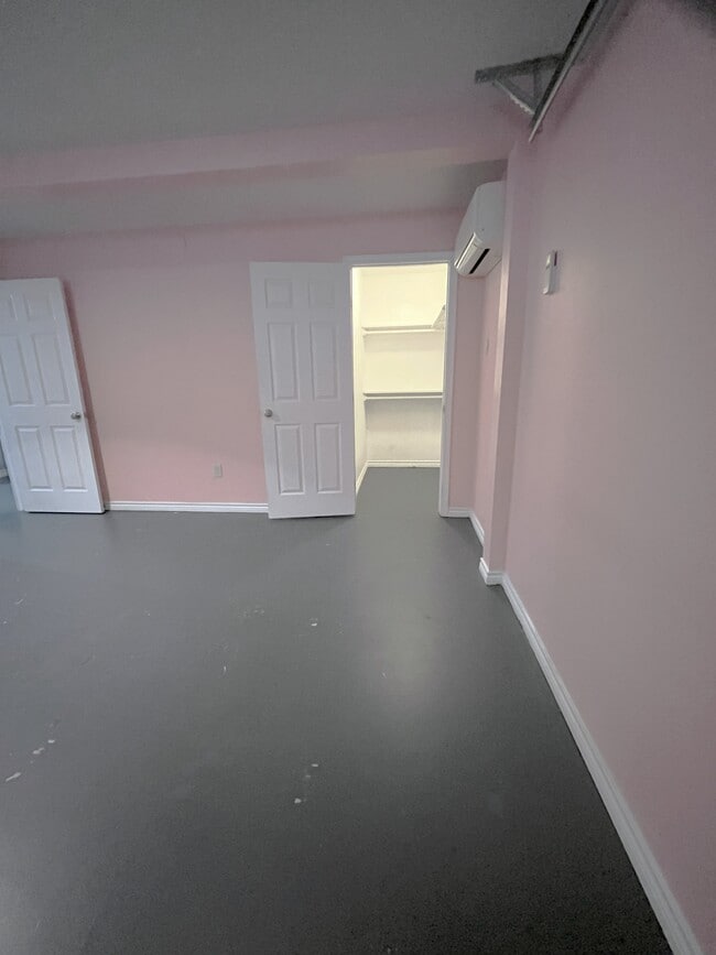 Bedroom facing walk-in closet - 1127 Walling St