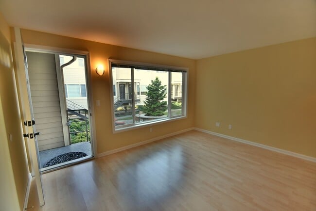 Building Photo - 2Bd/1.5Ba Edmonds Condo