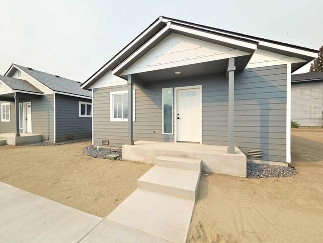 Primary Photo - 1214 N Baker Ave
