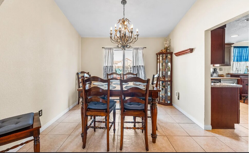 Dining area - 38238 La Loma Ave