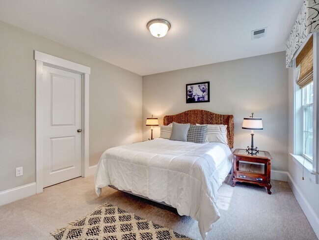 Building Photo - Charming 4 Bedroom Cottage Available in Og...