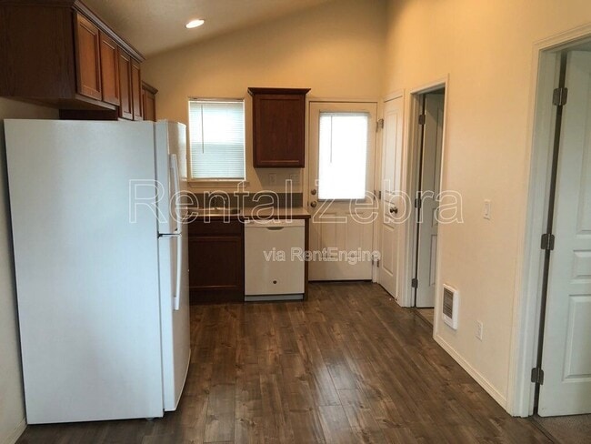 Building Photo - 208 SE 4th St