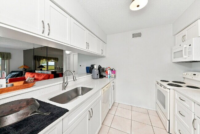 Building Photo - Charming 2-Bed Condo Retreat with Granite Touches in Sunny Venice!