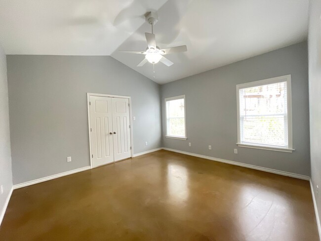 Building Photo - 4 Bedroom located in Tanglewood Circle